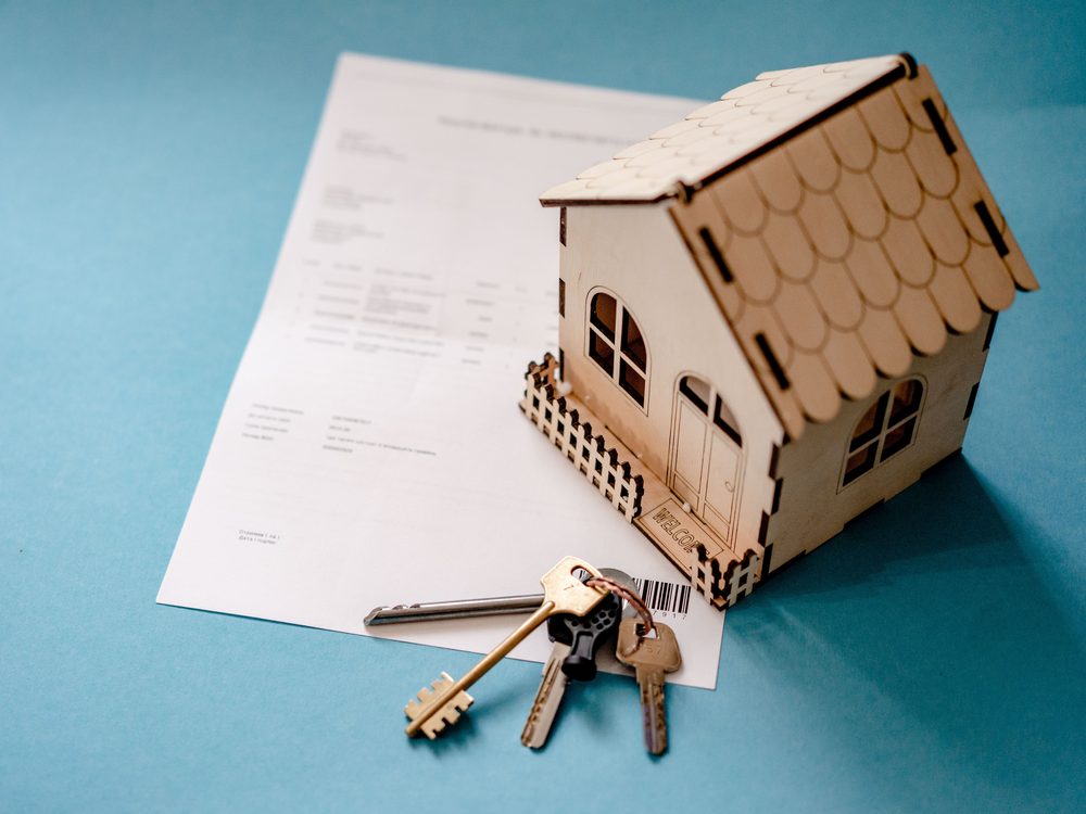Model house, keys and mortgage paperwork, the moment to secure a fixed mortgage rate